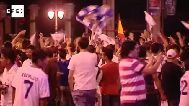 Torcedores comemoram vitória do Real sobre o Barça na Supercopa da Espanha.