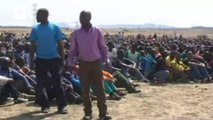 Mineiros mantêm greve que causou 44 mortos na África do Sul apesar de ultimato.