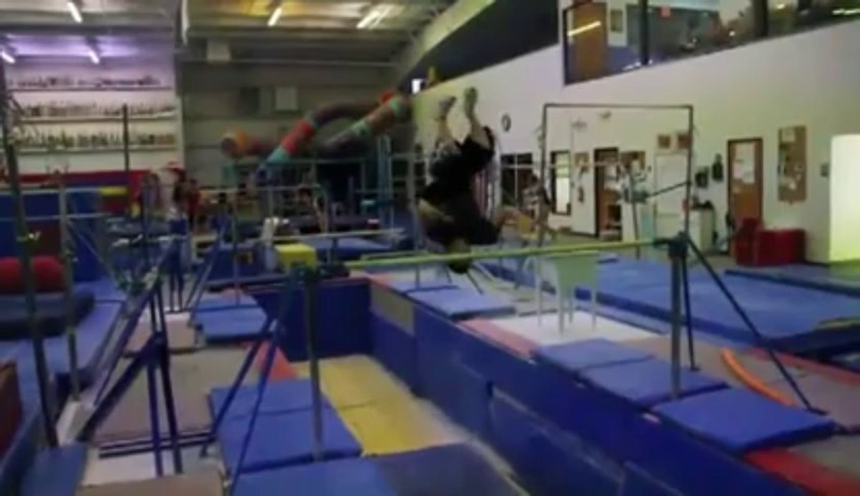 Funny Gymnast fail on parallels bars!!