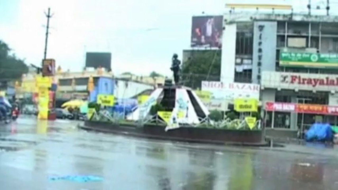 India: Cyclone Phailin leaves half a million stranded