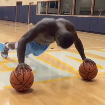 Nate Robinson fait des pompes sur deux ballons
