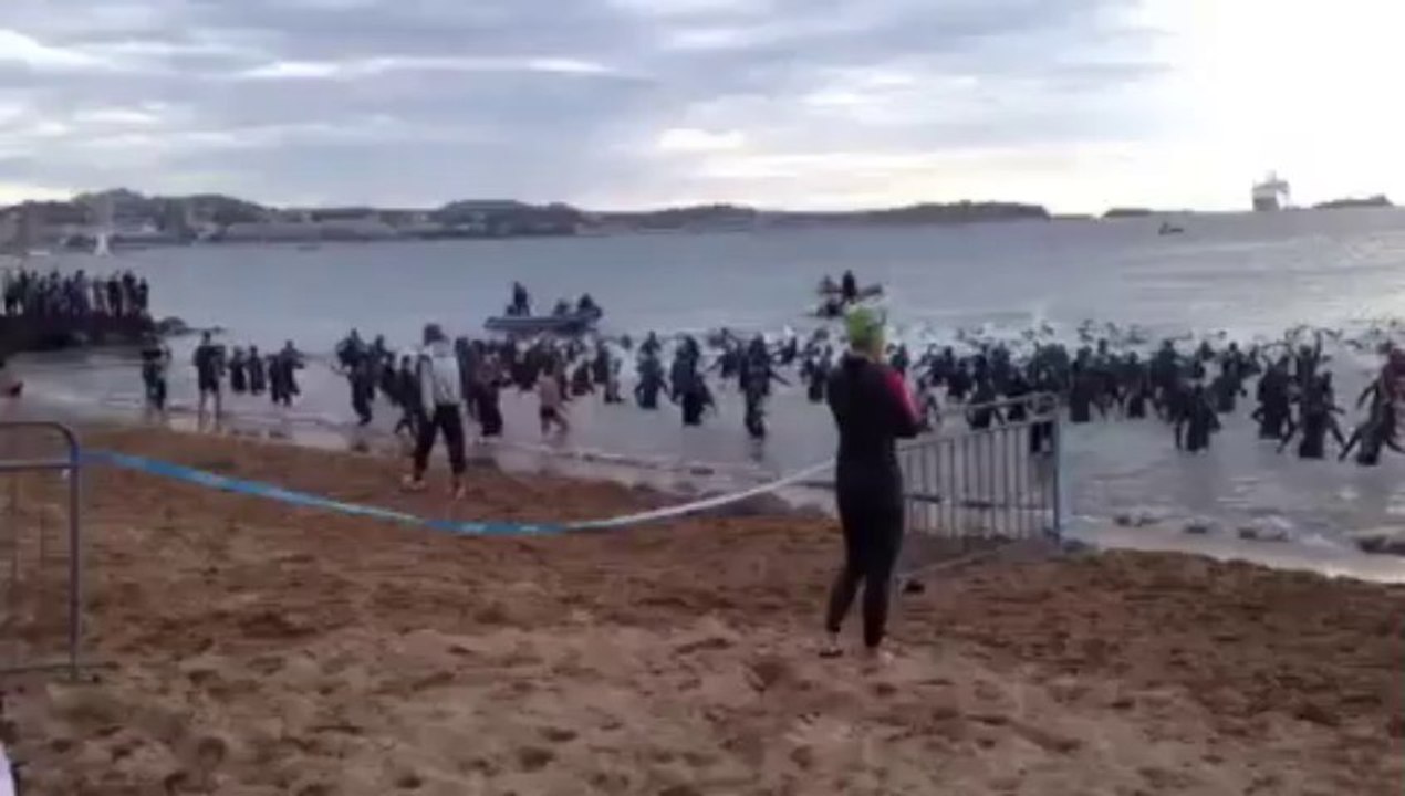 Les concurrents du Tri Roc 2013 se jettent à l'eau !