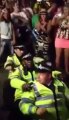 3 policiers font un show au carnaval de Notting Hill