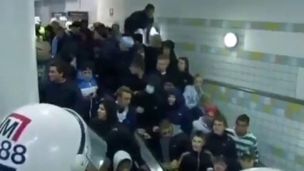 La police accélère un escalator pour évacuer des supporters