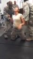 Le mauvais reflexe d'une femme soldat de l'US Air Force qui se fait taser