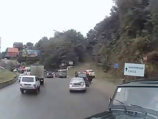 Les freins de son camion lâchent en pleine descente