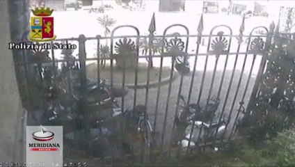 Скачать видео: Polizia pizzica ladro di biciclette, il video del furto era stato pubblicato su ilmattino.it