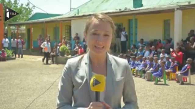 Afrique du Sud : Valérie Trierweiler à l'écoute des enfants de Soweto