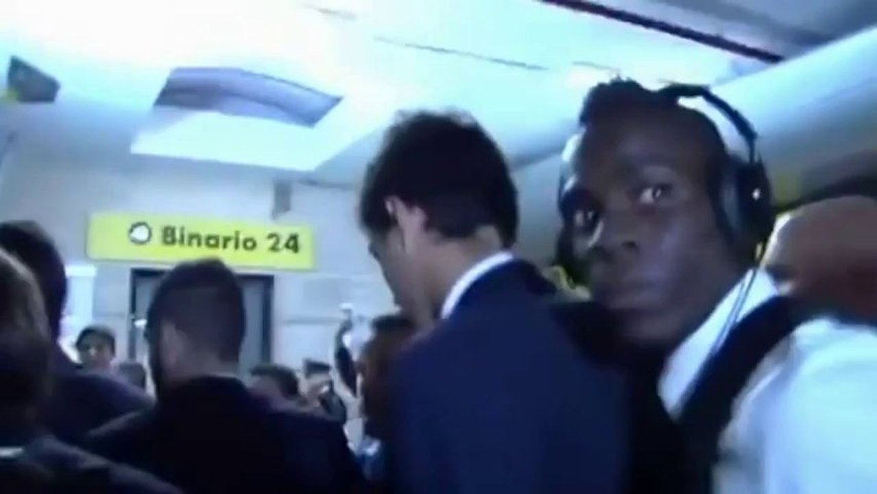 Mario Balotelli frappe un caméraman !