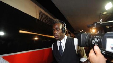 Balotelli pète un plomb et frappe un caméraman !