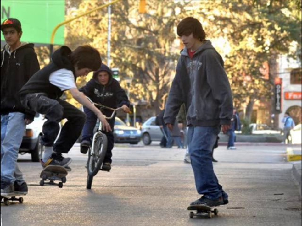niños con skate