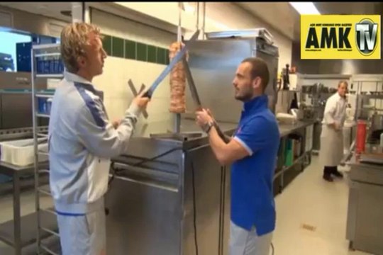 Döner ustaları Kuyt ve Sneijder!