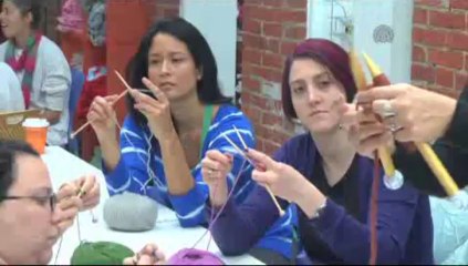 İşe gidemeyince, örgü öğrenmeye başladılar