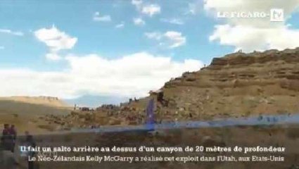 En vélo, il saute au dessus d'un canyon de 20 mètres de haut !