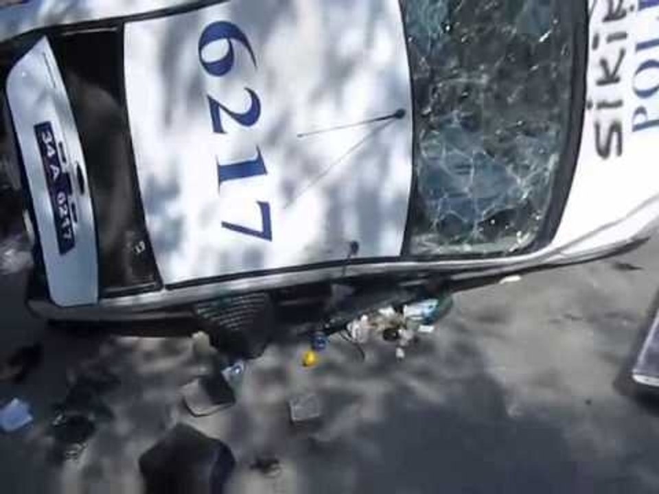 POLİS ARACINDAN ÇIKAN AK47 KALAŞNİKOF - Taksim Gezi Parkı