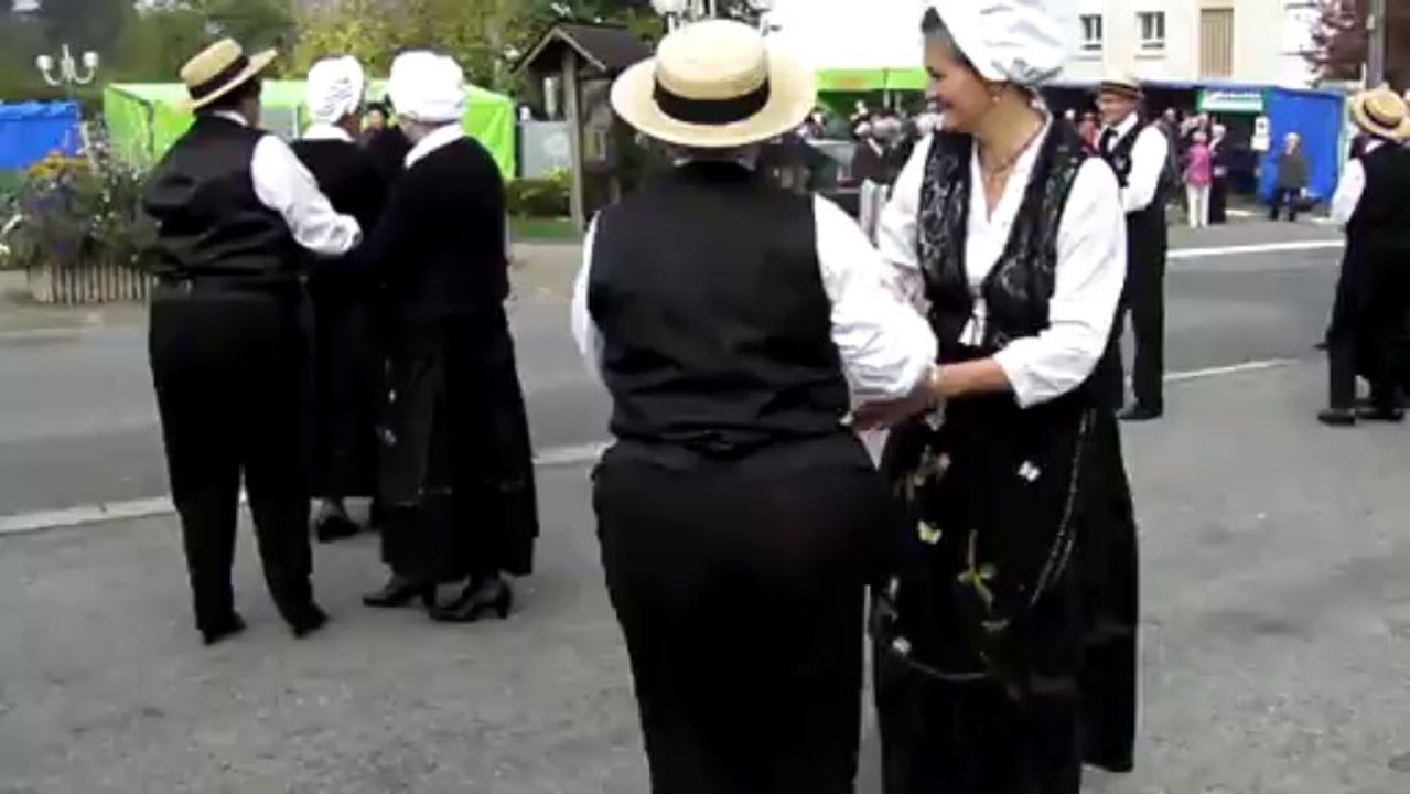 Danse traditionnelle mayennaise par les Papillons Azur de Laval