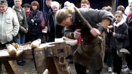 Sylvain Delporte, sabotier sarthois au travail