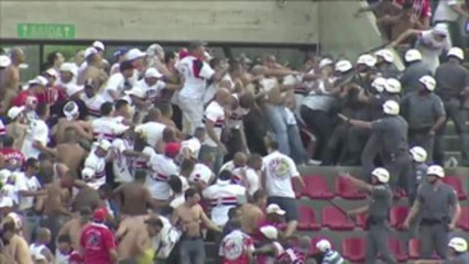 Enorme affrontement entre des supporters au Brésil