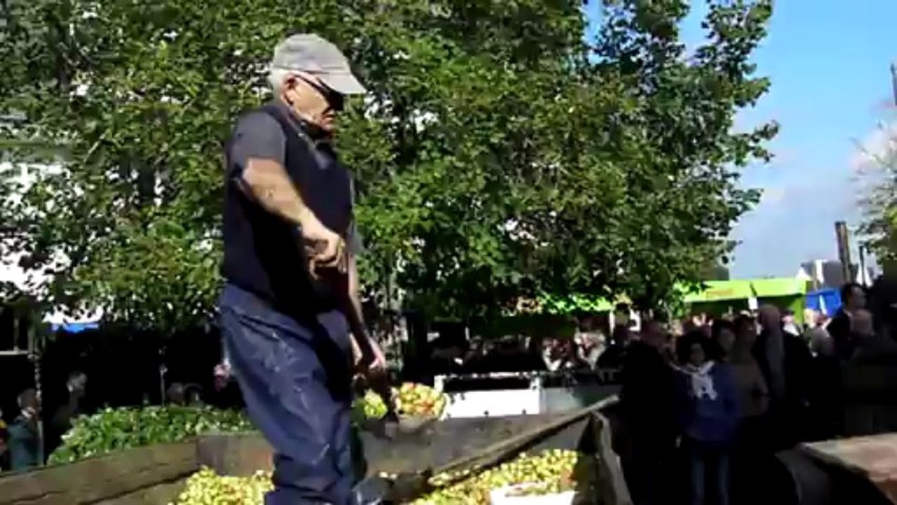 Démonstration de broyage des pommes à l'ancienne