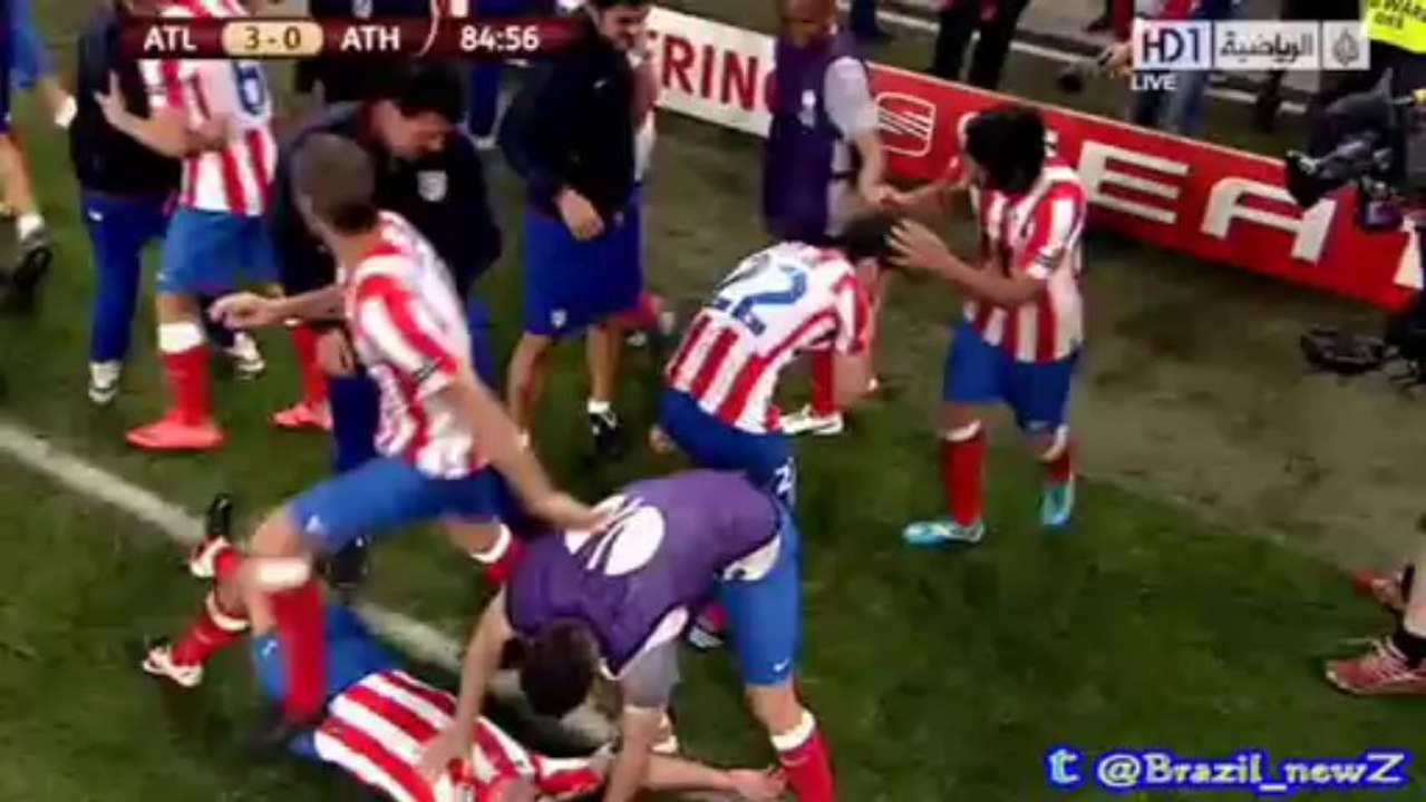 هدف البرازيلي دييغو بطريقة ابداعية في نهائي الدوري الاوربي امام بلباو