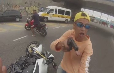 Vidéo choc : la police descend un braqueur de motos en pleine rue !