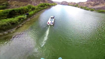 Saut d'un pont en parachute et atterrissage sur un bateau