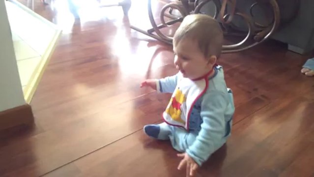 Hugo 7 mois marchouille à 4 pattes