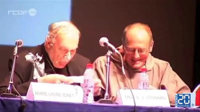 Christine Boutin câlinée par des femmes aux seins nus en Belgique