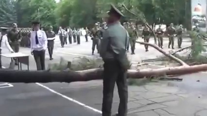 Une cérémonie militaire perturbée par un événement improbable