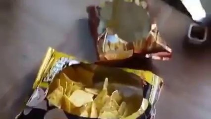Une façon originale d'ouvrir un paquet de chips