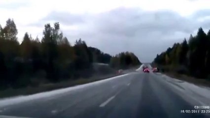 Une voiture essaye d'éviter une voiture de police ... Fail !