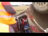 Robert Kubica se crashe dans un champs avec les vaches
