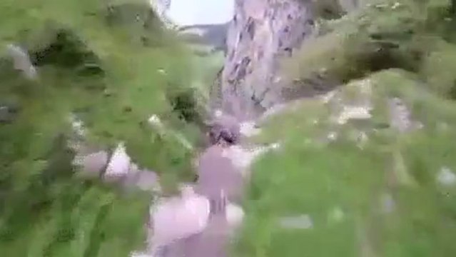 Scotty Bob rase les falaises en Wingsuit