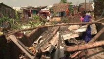 Sobreviventes do ciclone Phailin voltam para casa