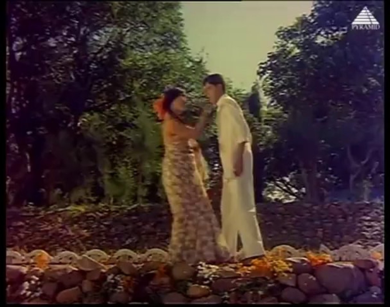 Unnai Thoduvathu - Utharavindri Ulle Vaa (1971) - video Dailymotion
