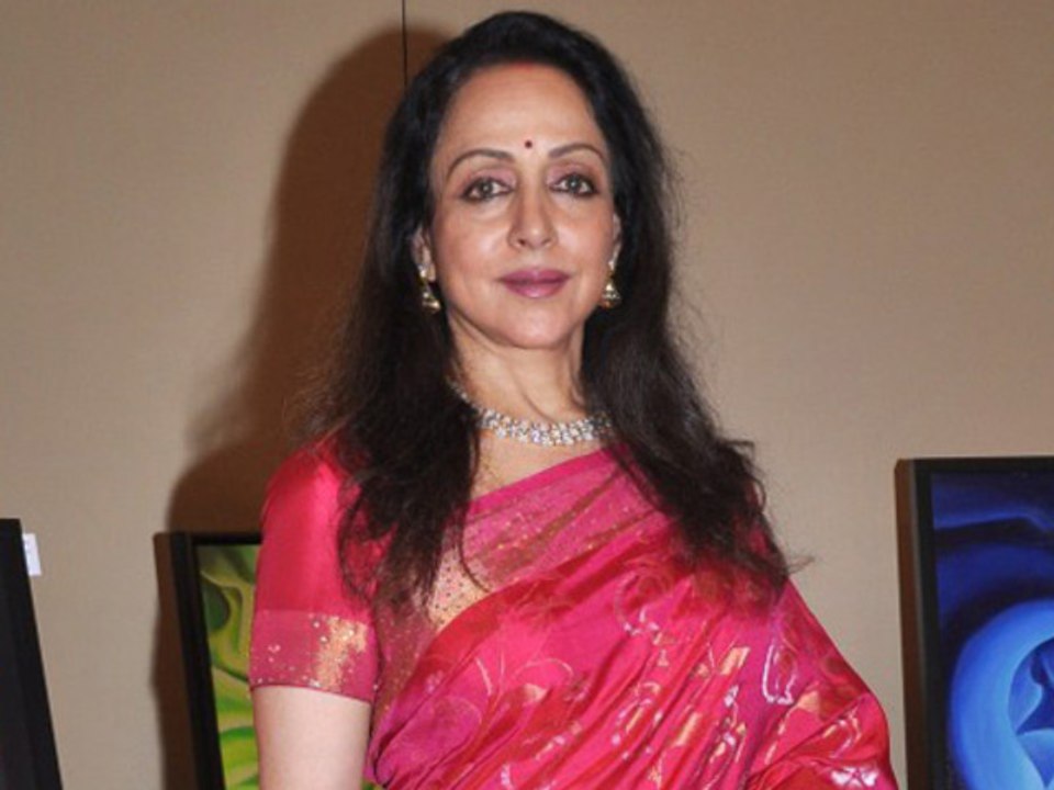 Hema Malini Inaugurates Art and Couture Exhibition