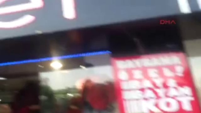 Kaçan boğa giyim mağazasına daldı