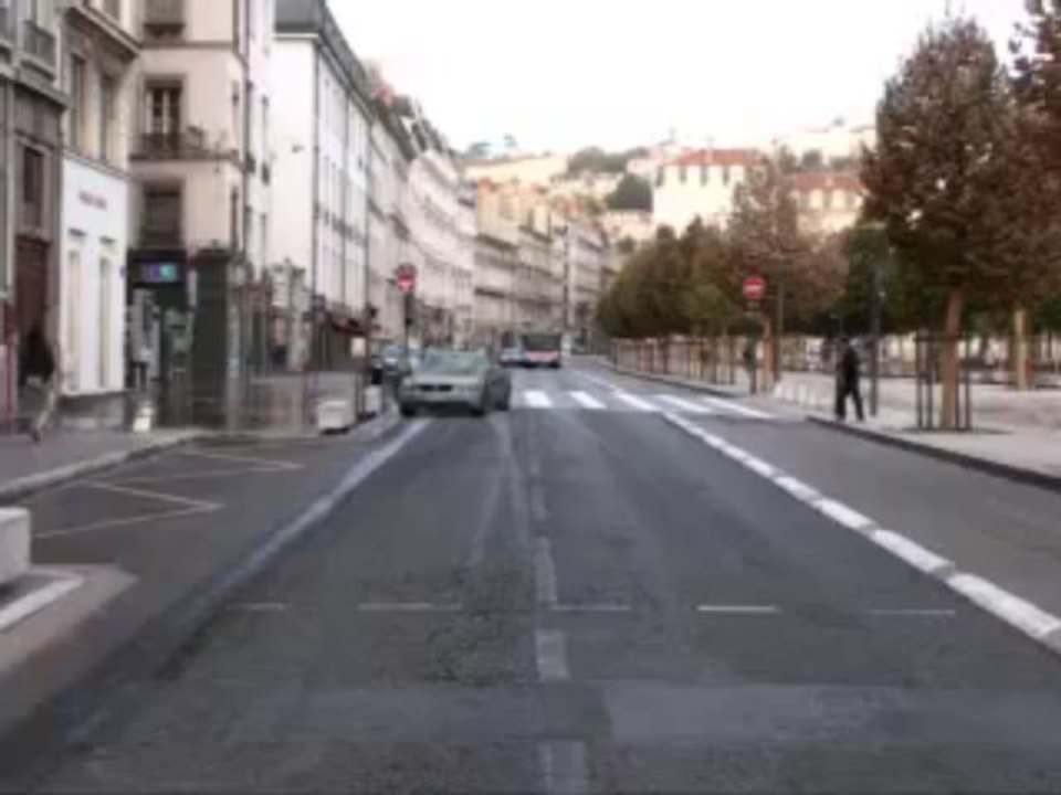 Spectaculaire accident de bus à Lyon