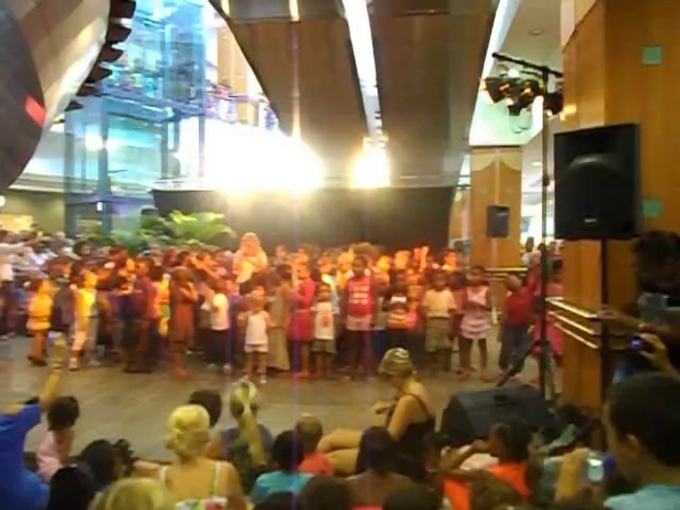 Chantal GOYa en spectacle centre commercial de Guadeloupe