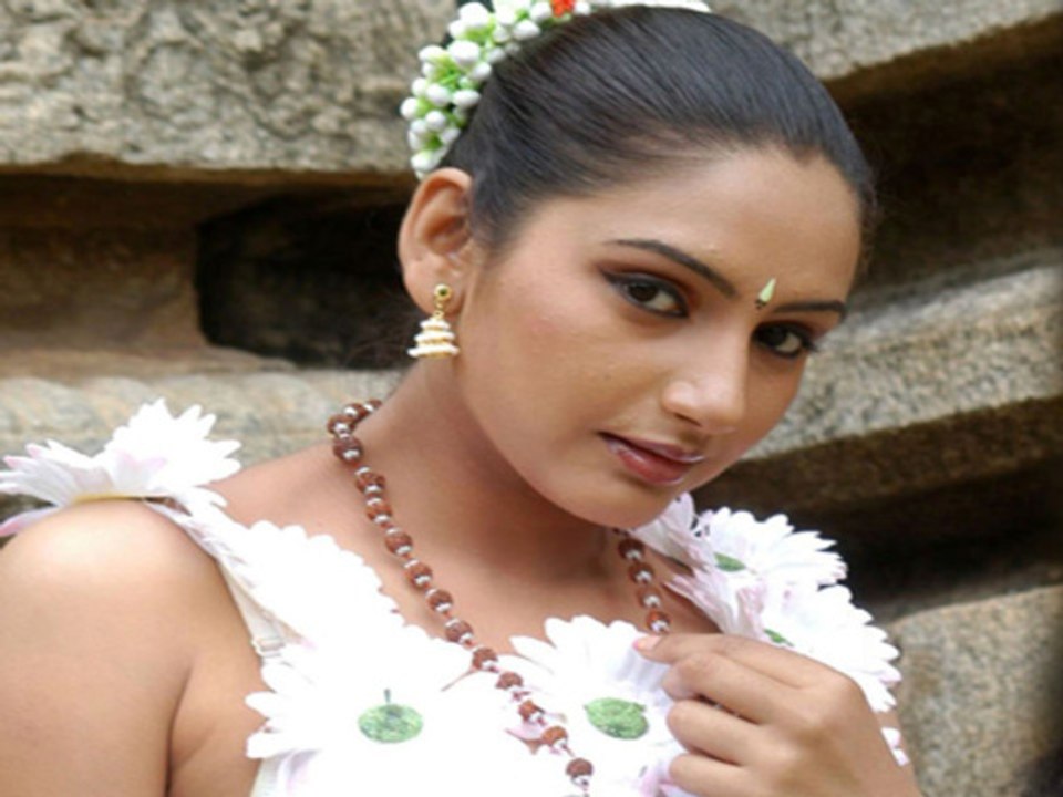 Kannada Actress Ragini Dwivedi Bollywood Debut As Item Girl