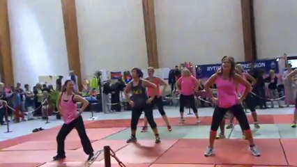 démonstration de zumba par  l'association gymvitalité coudekerque-branche au salon du hérisson 2013