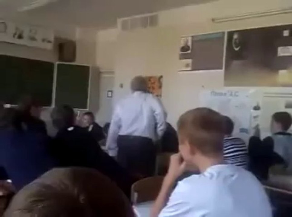 Un prof qui fout des coups de règle en plein cours!!