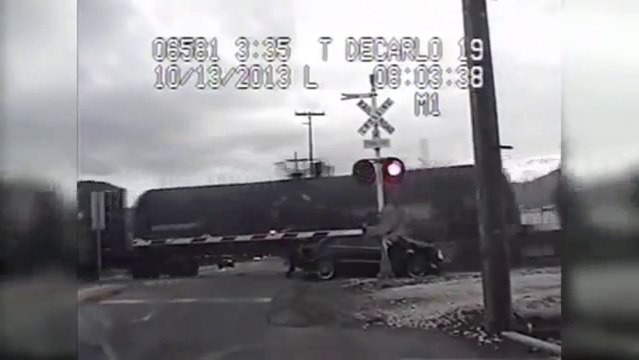 Voiture d'une femme est heurtée par 2 trains