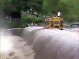 Prendre le bus pour l'école en traversant un fleuve en crue!!