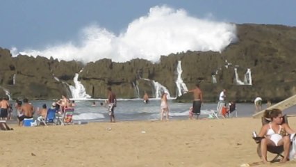 Vagues dans une plage fermée