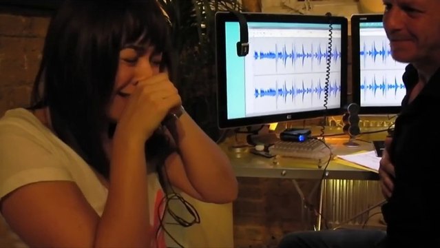 Une femme sourde entend pour la première fois