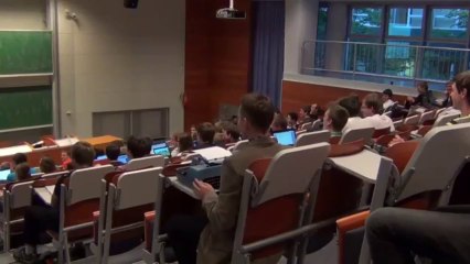 Un étudiant ramene sa machine à écrire en amphi