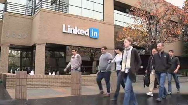 LinkedIn adds mobile offerings to its resume