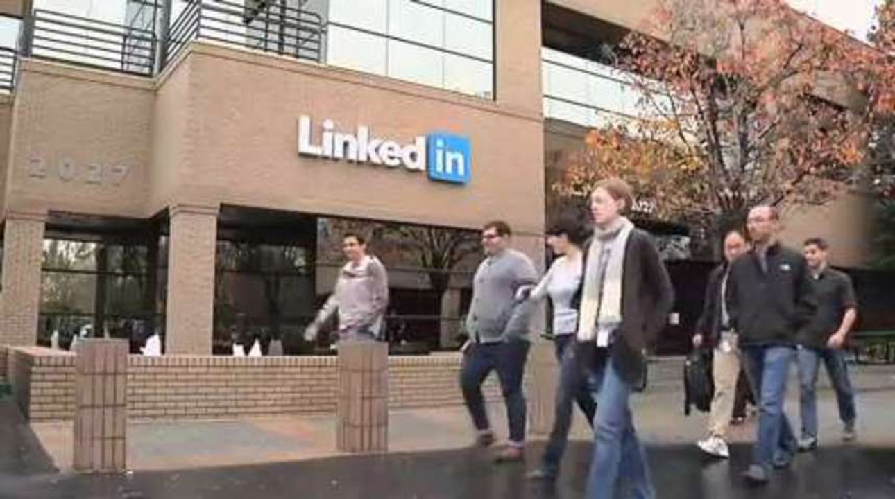 LinkedIn adds mobile offerings to its resume