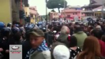 Funerali Priebke, i cittadini di Albano Laziale assediano la chiesa dei lefebvriani